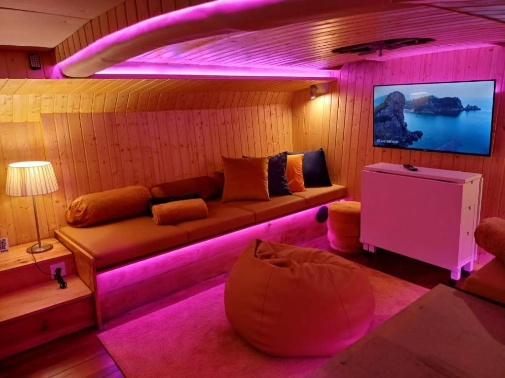 Sleepboat Golden Life Botel *