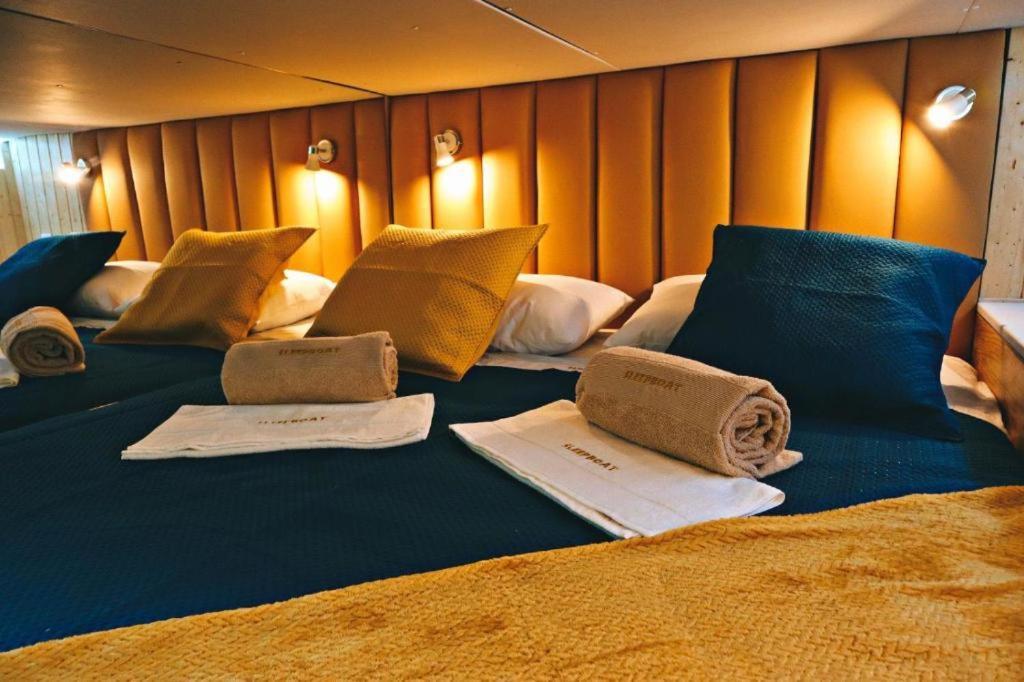 Botel Sleepboat Golden Life *